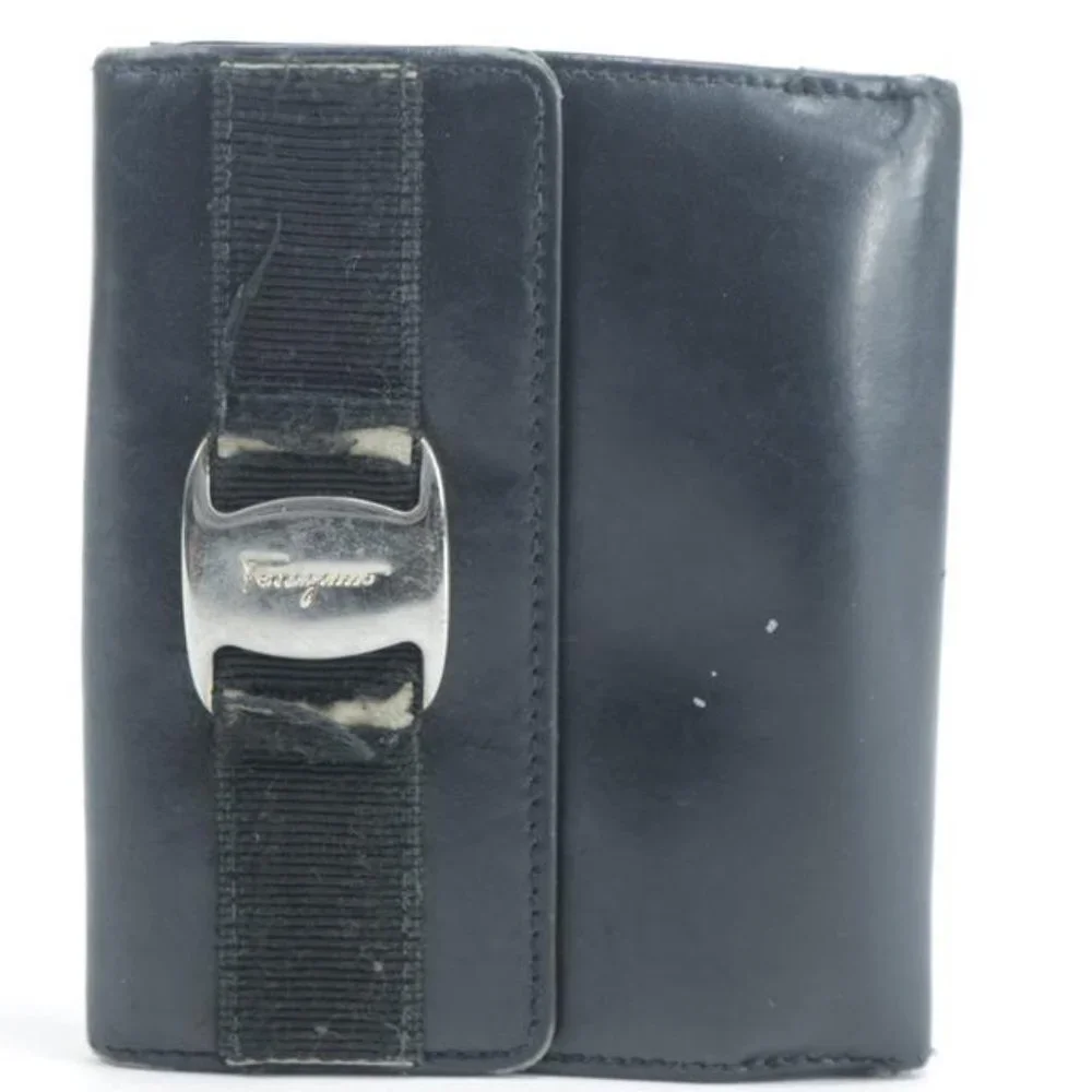 Salvatore Ferragamo Black Leather Gancini Logo Com